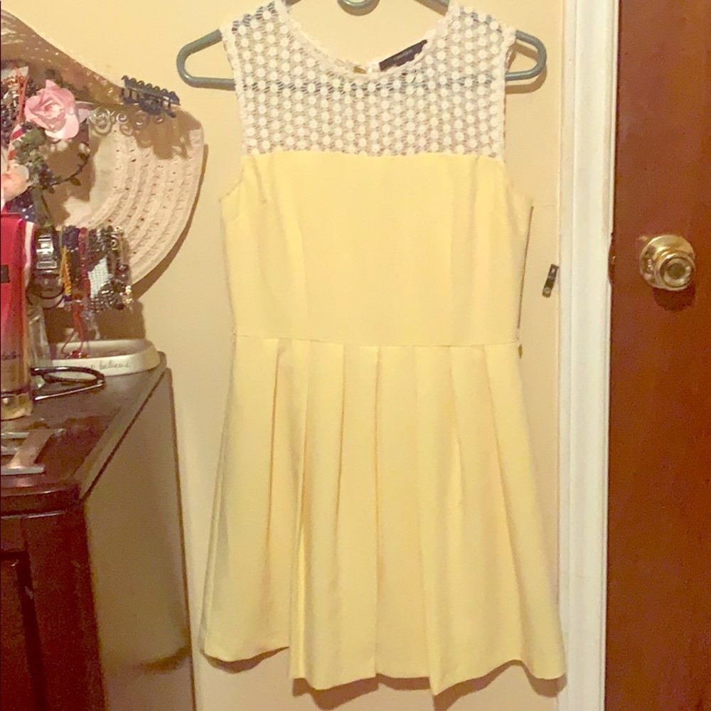 Yellow dress, with white lace! Size small 12$